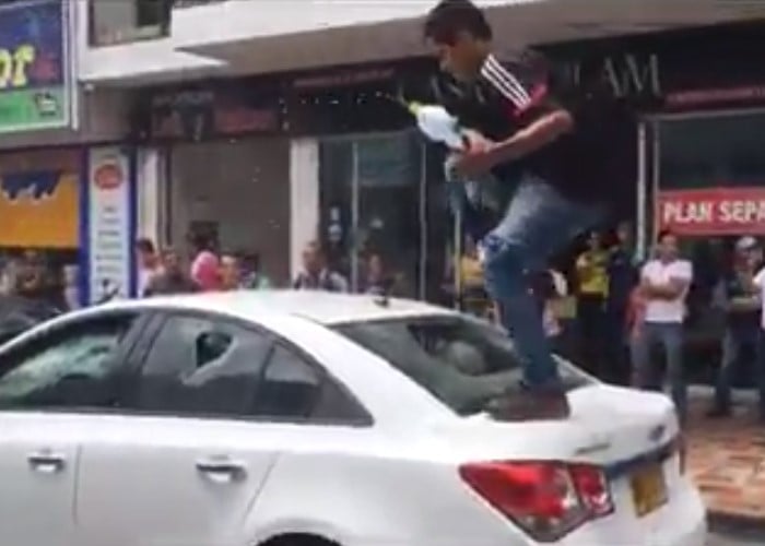 En video: limpiadores de vidrios destrozan carro en Villavicencio