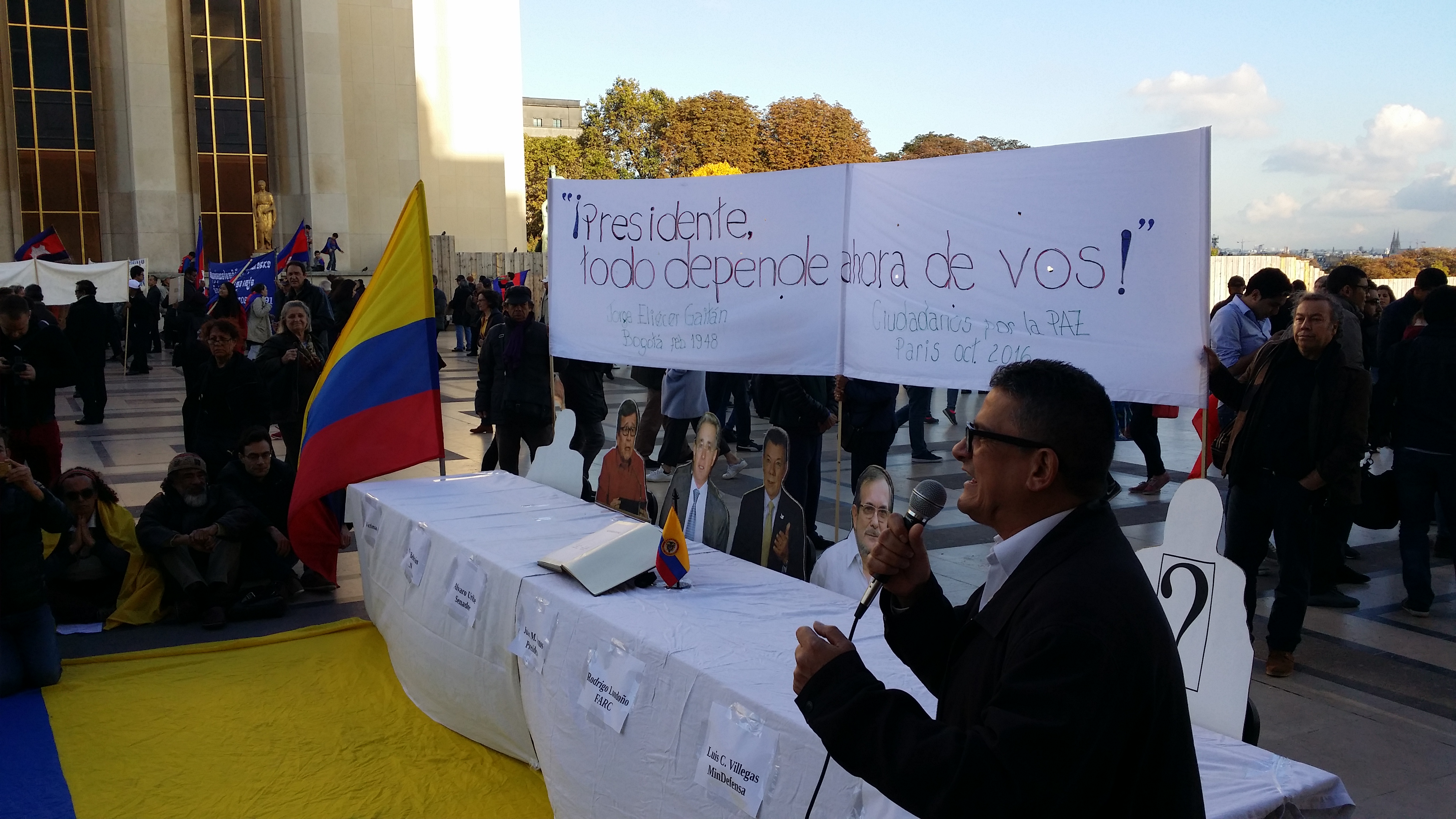 « Presidente, todo depende ahora de vos », le dicen a Santos desde Paris