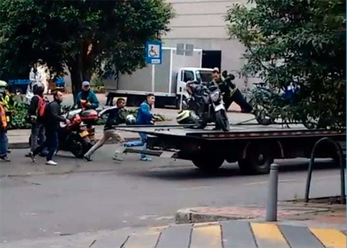 VIDEO: Policía de Tránsito y operario de grúa a punto de causar tragedia en Bogotá