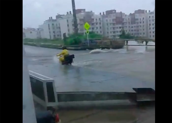 VIDEO: Motociclista casi pierde su vida al ser arrastrado por arroyo en Barranquilla