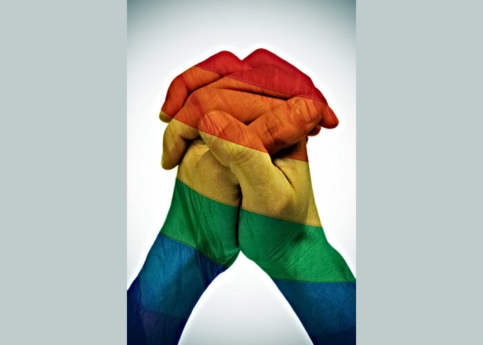 El joven que invita al pastor antigais a que se den la mano