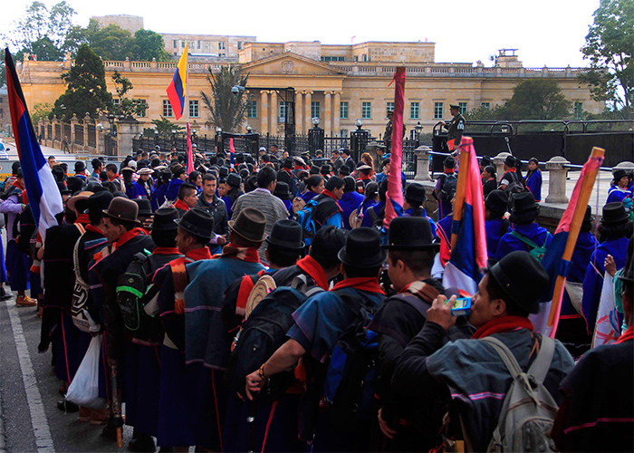 En chivas y buses llegan 5000 indígenas hacia la gran toma de Bogotá por la paz