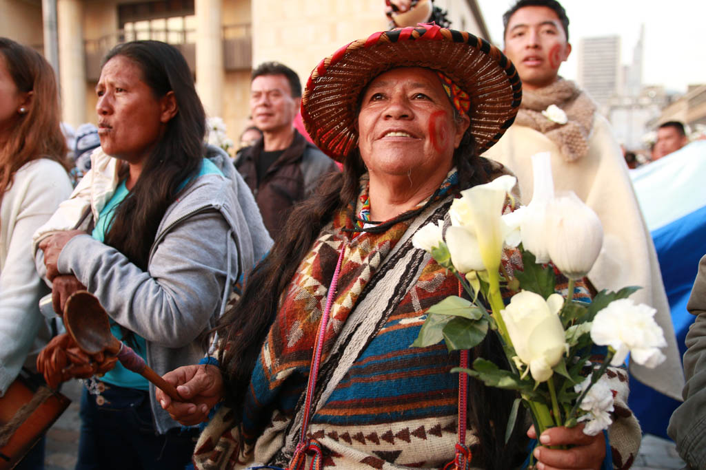 La marcha de las flores:  indígenas, víctimas y familiares de militares unidos