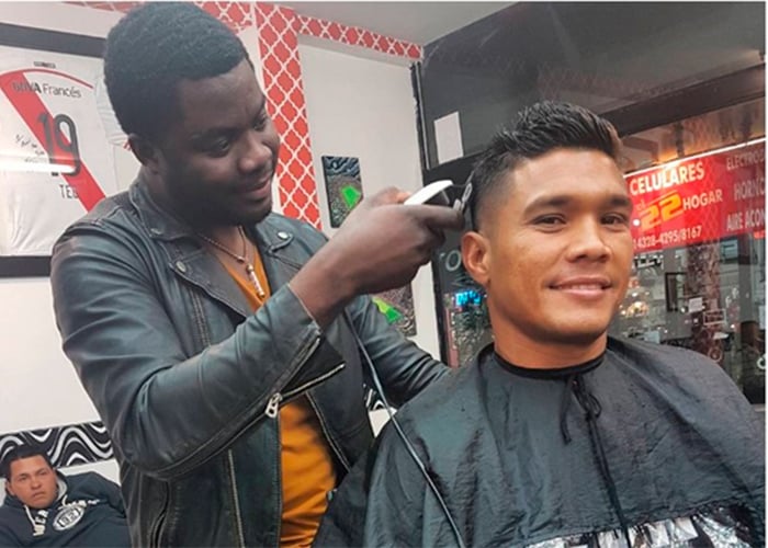 El peluquero valluno que tiene locos con sus cortes a los futbolistas argentinos