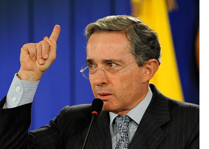 ¿Qué pasaría si se escanea el cerebro de Uribe?