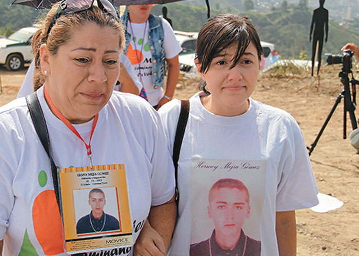 Las madres que buscan desenterrar a sus hijos en la comuna 13