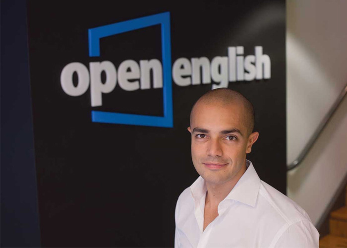 Open English le responde a usuario indignado