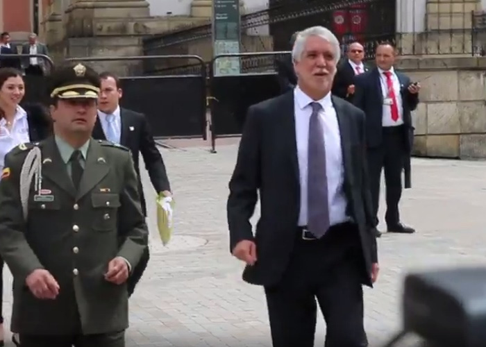 Video: ‘’fuera, fuera’’ rechifla contra Peñalosa a su salida de la firma de la paz