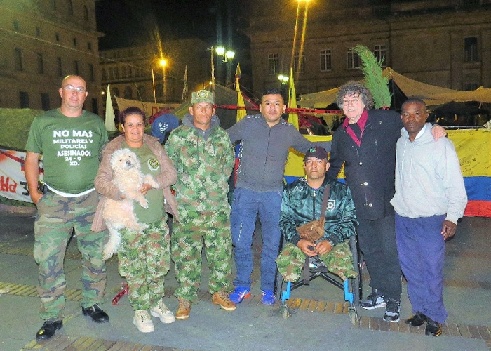 La carpa invisible en los campamentos por la paz