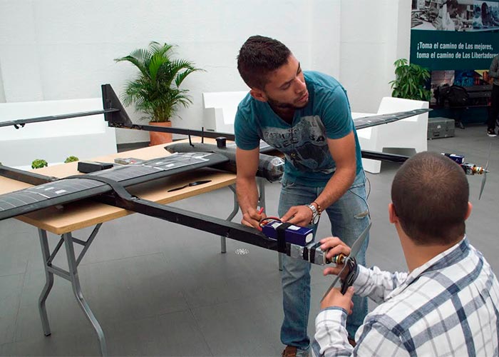 El vuelo del primer avión solar con internet colombiano