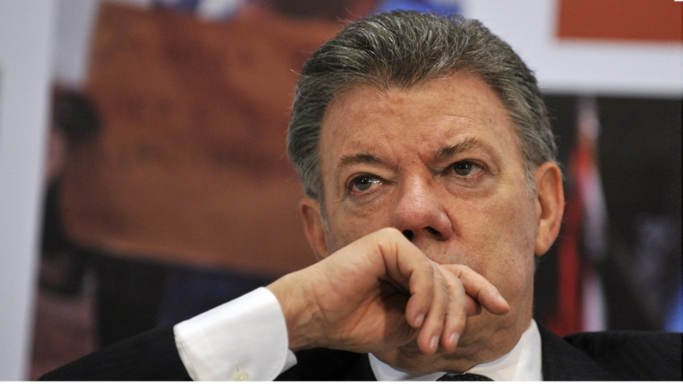 Santos acorralado y el país más golpeado