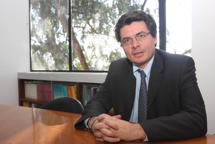 El ministro Alejandro Gaviria le gana el pulso a Novartis en defensa de los enfermos de cáncer