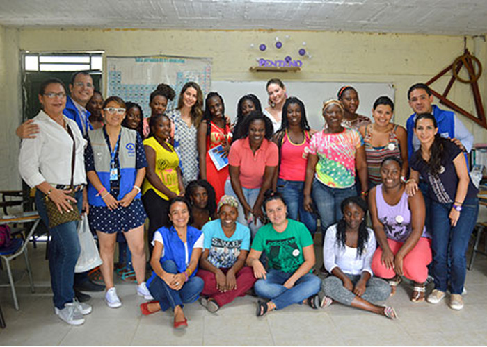 Mujeres cosiendo futuro
