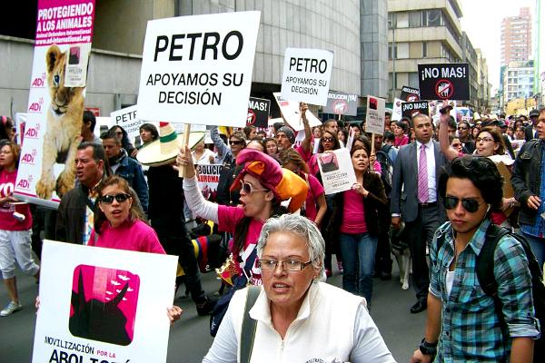 ¿Cual será mas salvaje? ¿Los de los toros o los que protestan?