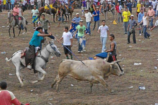 Las corralejas: Esa fiesta en donde los ricos disfrutan viendo correr a los pobres