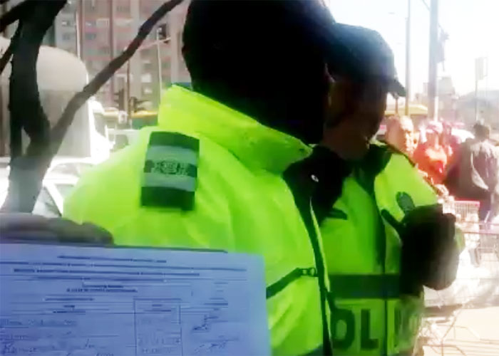¿Retenciones ilegales de Policía Bogotá a recolectores de firmas para revocatoria de Peñalosa?