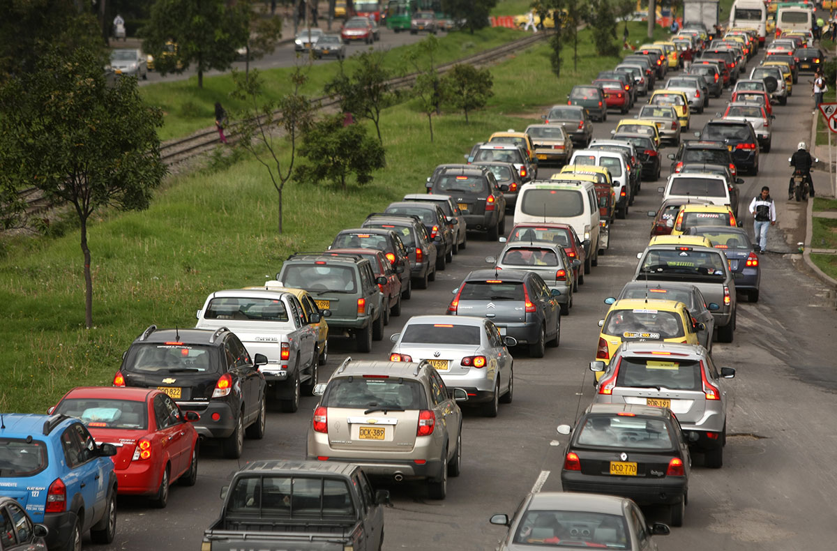 El infierno de tener carro en Colombia