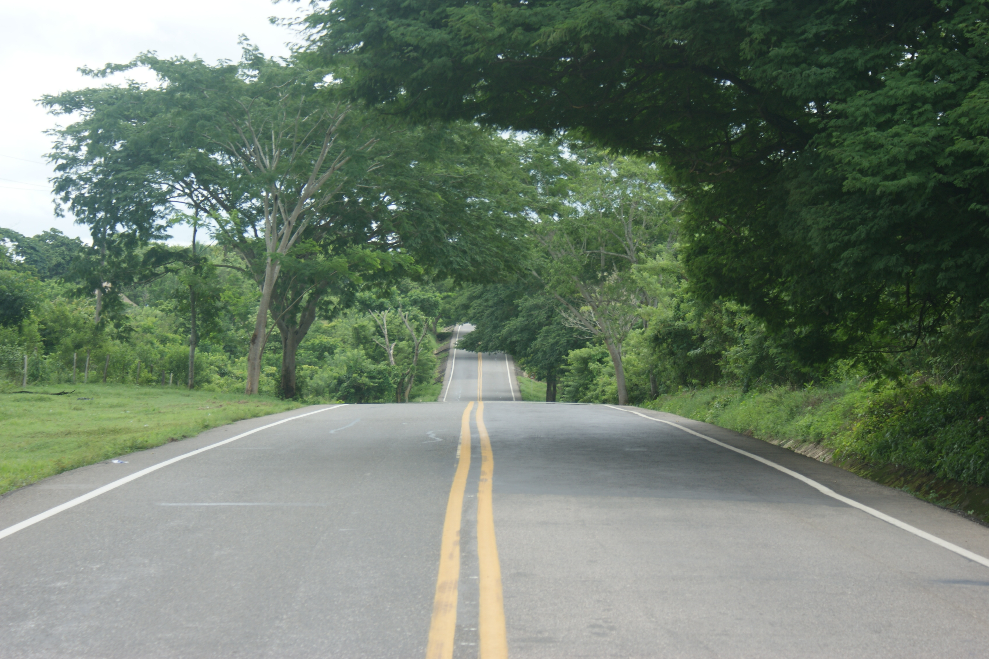 Una de las principales carreteras de Cartagena, se está acabando por culpa de los desperdicios industriales