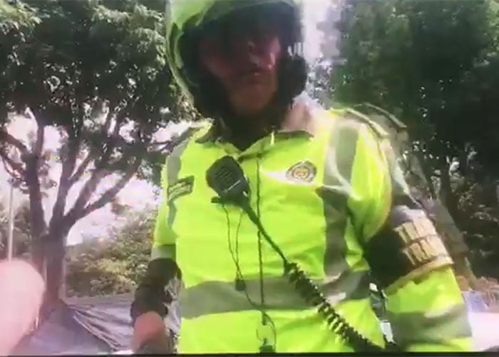VIDEO: ¿Policía de Tránsito amenaza con pistola a un ciudadano porque lo graba?