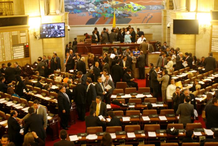 El juego oscuro de la política en Colombia