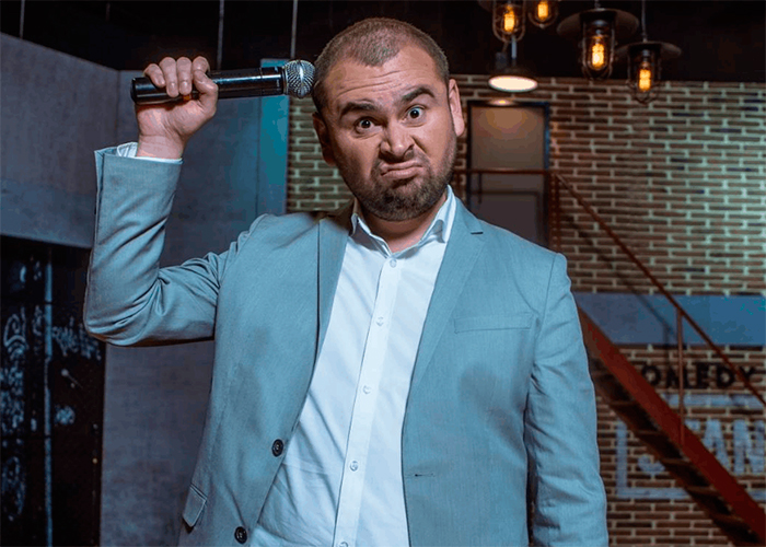 A punta de tropezones Ricardo Quevedo se volvió el comediante del momento