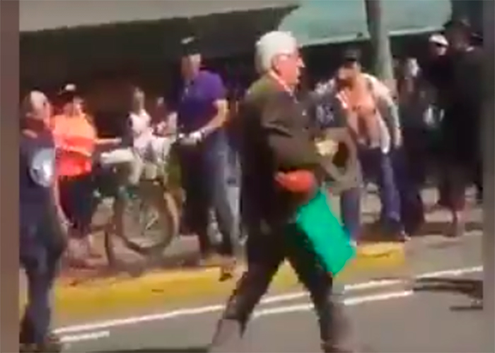 A golpes y escupitajos recibieron los animalistas a los ancianos en la Santamaría