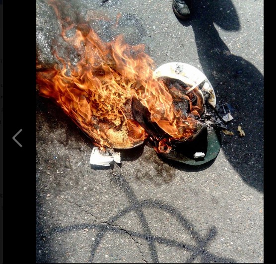 La hoguera que hicieron los antitaurinos con los sombreros de los que fueron a la Santamaría