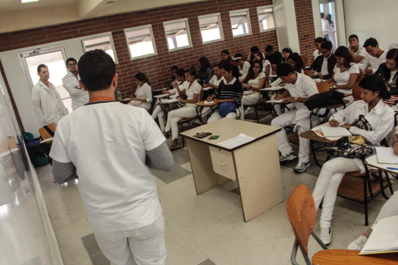 Lo difícil que es especializarse en medicina en Colombia