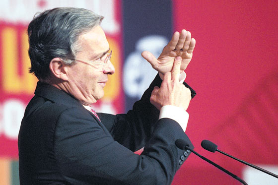 Alvaro Uribe, ese pobre hombre tan de malas