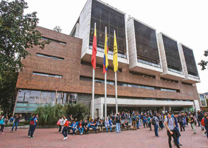 Antes que profesionales formemos personas