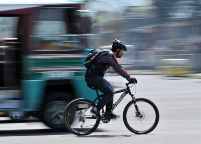 Bicipuente de la Av. Cali junto al Club los Lagartos: peligro para los que montan en bicicleta