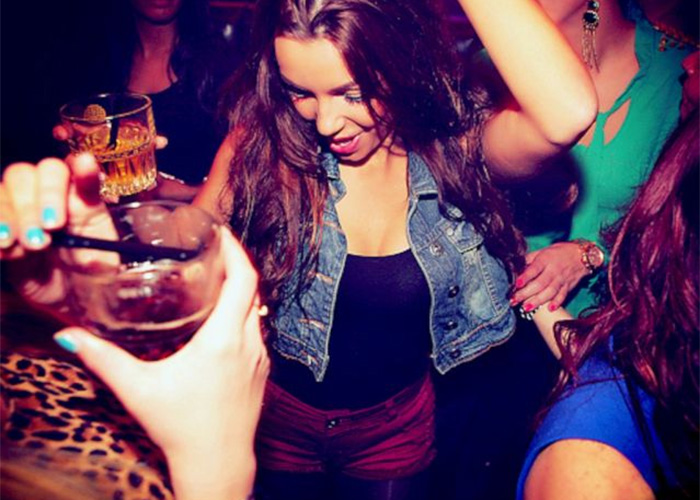 Para beber, las mujeres no necesitan hombres