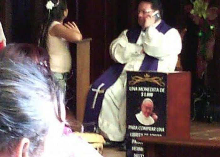 Obispo de Envigado habla por su celular mientras confiesa a sus fieles