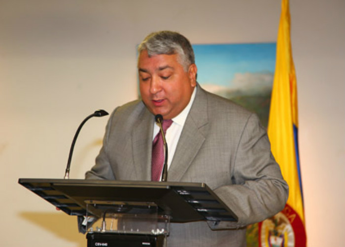 Un colombiano, jefe de prensa del gobernador de La Florida, promueve la marcha contra Santos