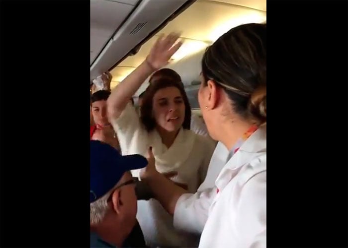 Video: el escándalo que hizo Camila, la pasajera borracha en un avión de Avianca