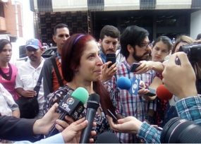 La guardia chavista agarra a patadas a periodista de La W