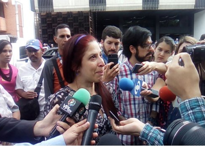 La guardia chavista agarra a patadas a periodista de La W