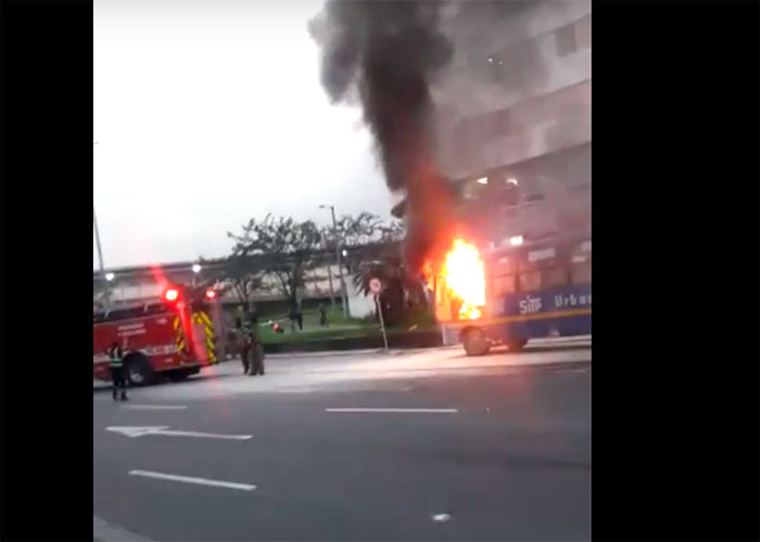 Videos: incendio de un SITP en plena Avenida 68 en Bogotá