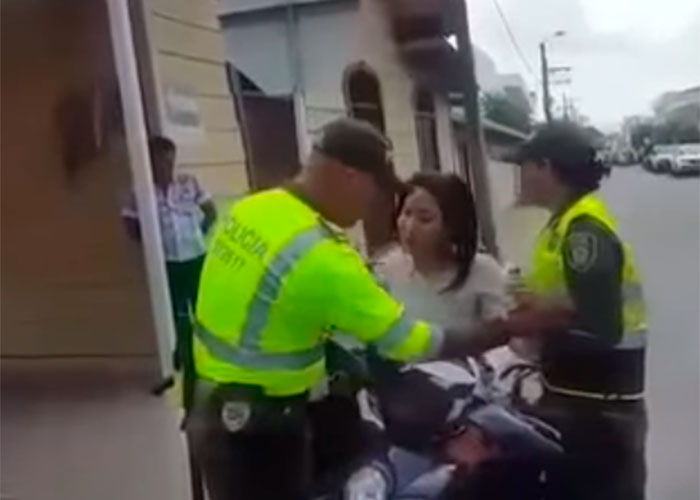 Video: La niña de 15 años que cacheteó y mordió a dos Policías de Tránsito