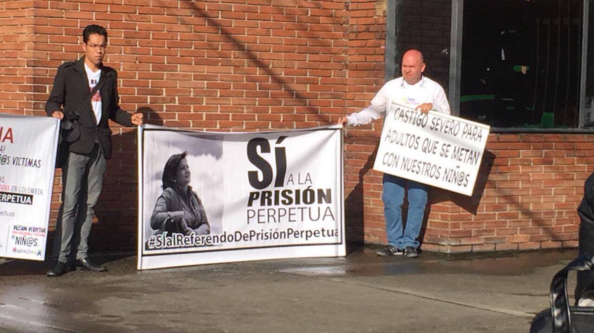 “Sí a la prisión perpetua a Uribe Noguera ” exige la gente afuera de Paloquemado