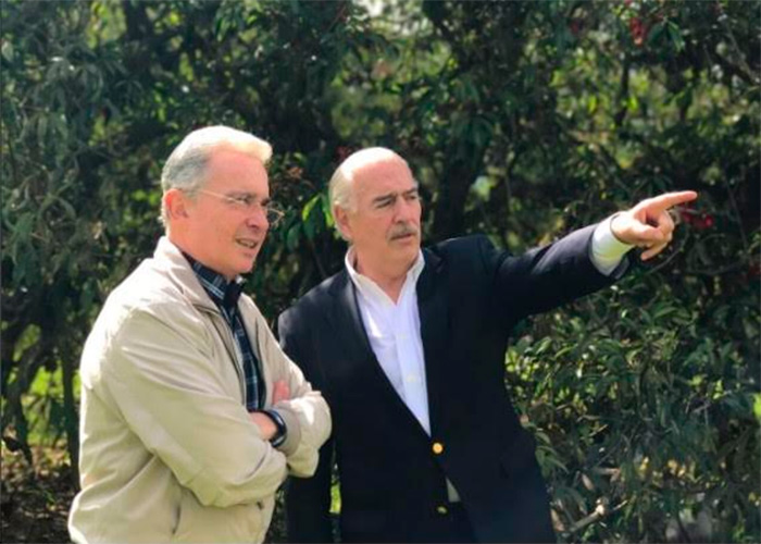 Mientras se recupera en Rionegro, Uribe hace alianzas políticas