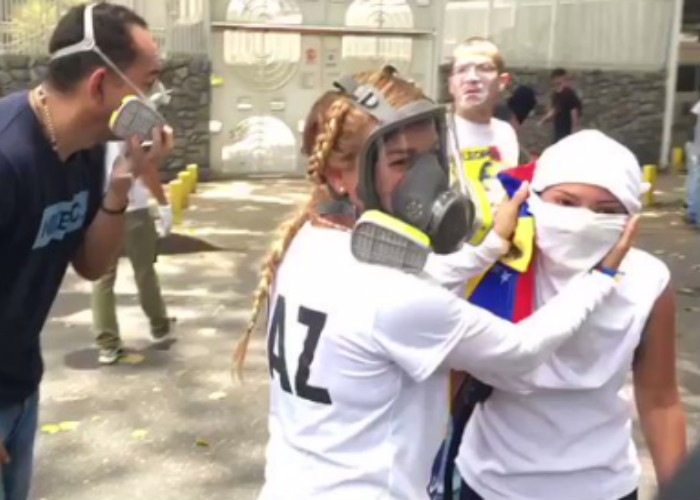 La pantallera Lilian Tintori estrena máscara y peinado en las calles de Caracas