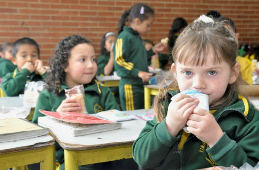 Los refrigerios escolares en Bogotá en manos de una sola empresa que no está cumpliendo
