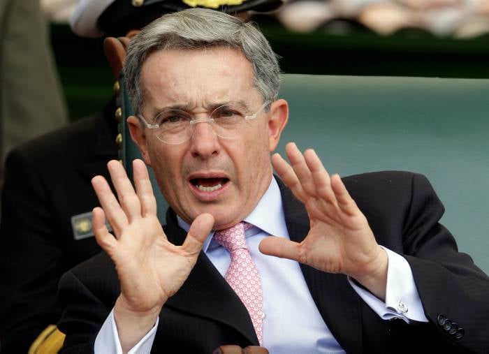 La lingüística amañada de Uribe y sus peones