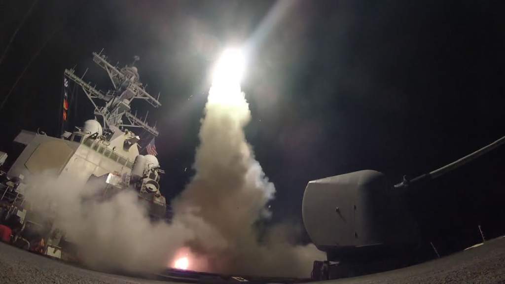 El Presidente Trump ordena ataque a base militar Siria