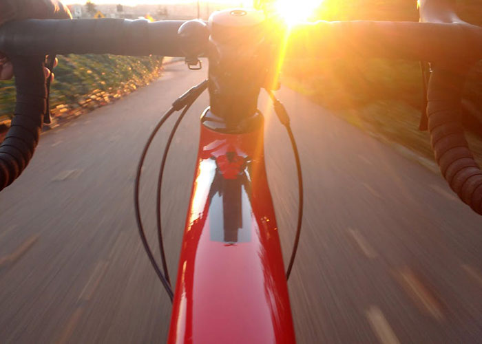 El niño de la bicicleta grande en Mocoa