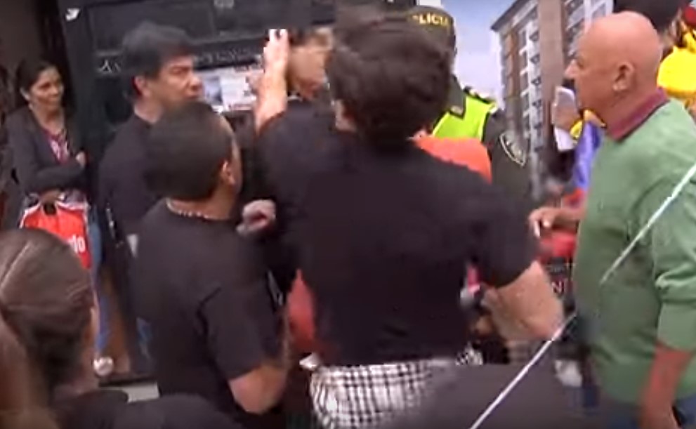 Video: Uribistas, furiosos, golpean a estudiantes en la marcha en Manizales
