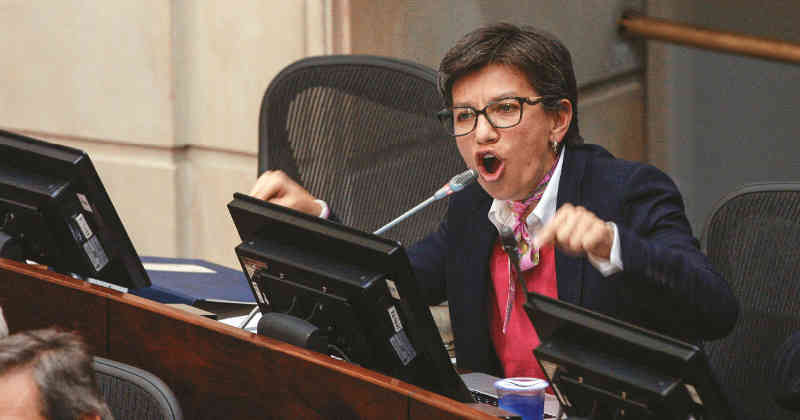 “Senadores uribistas para marchar con corruptos y sicarios están listos pero para darle 450 mil millones a Mocoa sabotean”: el regaño de Claudia López a la bancada