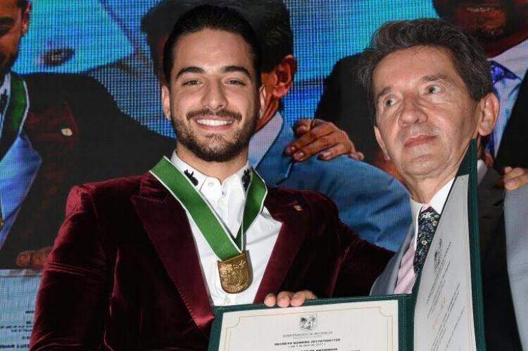 Indignación entre las paisas por el gesto de Luis Pérez con Maluma
