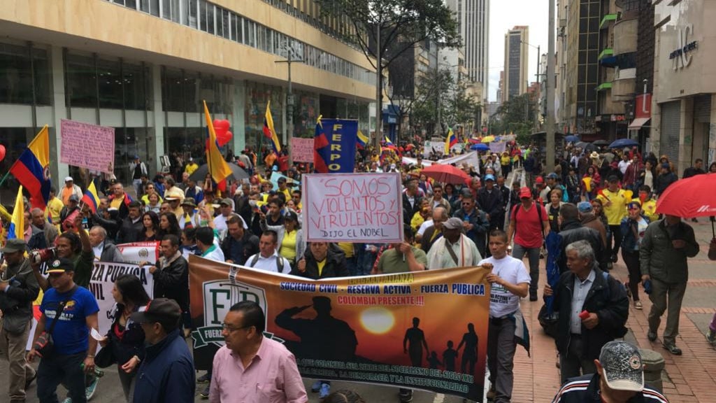 Mientras Caracol transmitía la tragedia de Mocoa, RCN cubría la marcha uribista